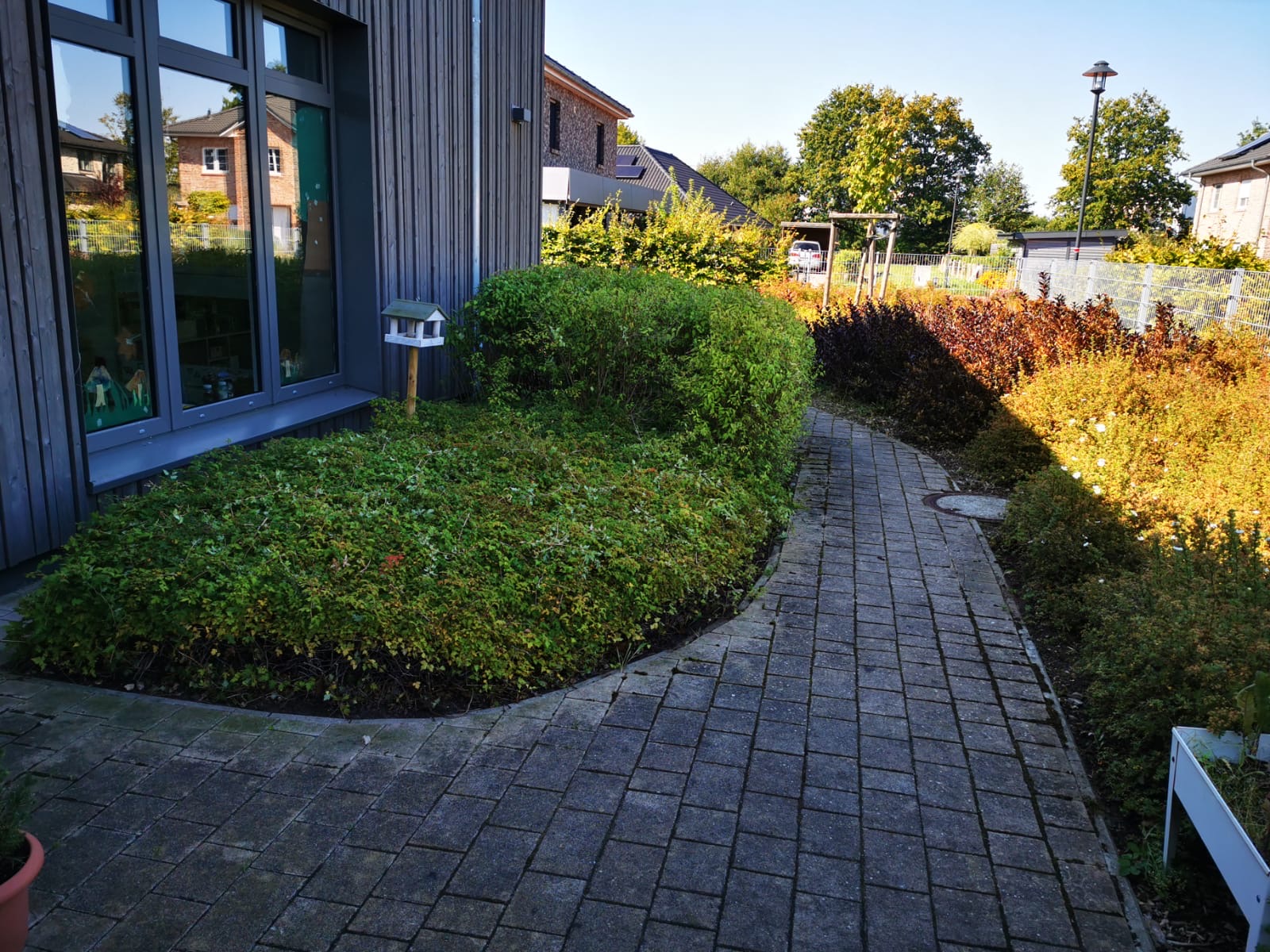 Gepflegter Rasen und Beete nach der Gartenpflege